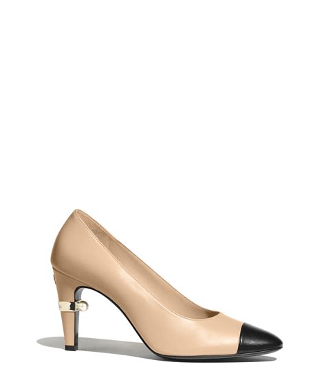 chanel pumpa|Chanel pumps beige and black.